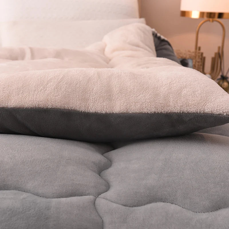 Solid color double-sided Duvet Lamb Wool flannel quilt. Warm comfort in the winter for a bedroom, Thicken Weight Blanket.